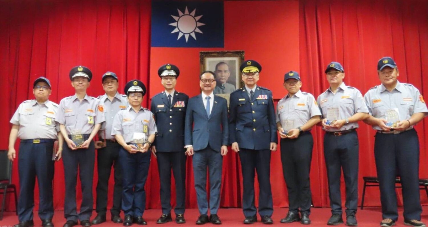 文山一義警大隊長王瑞華(左五)主持此次常訓,行政院副秘書長阮昭雄(左六)親自到場慰勉。(記者徐煜勝翻攝)