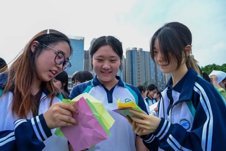 ▲洛陽理工學院附中，高一高二學生折紙飛機寫下祝福，擲向高三學長學姐，現場滿是青春暖意。