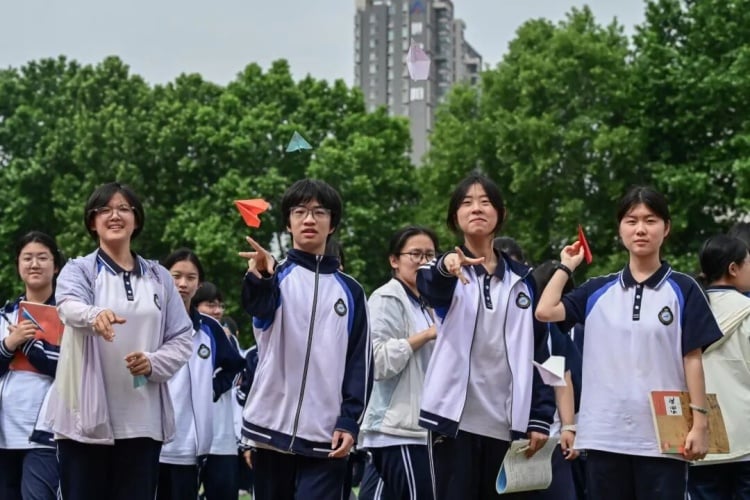 ▲折疊千紙鶴助力學子高考圓夢。
