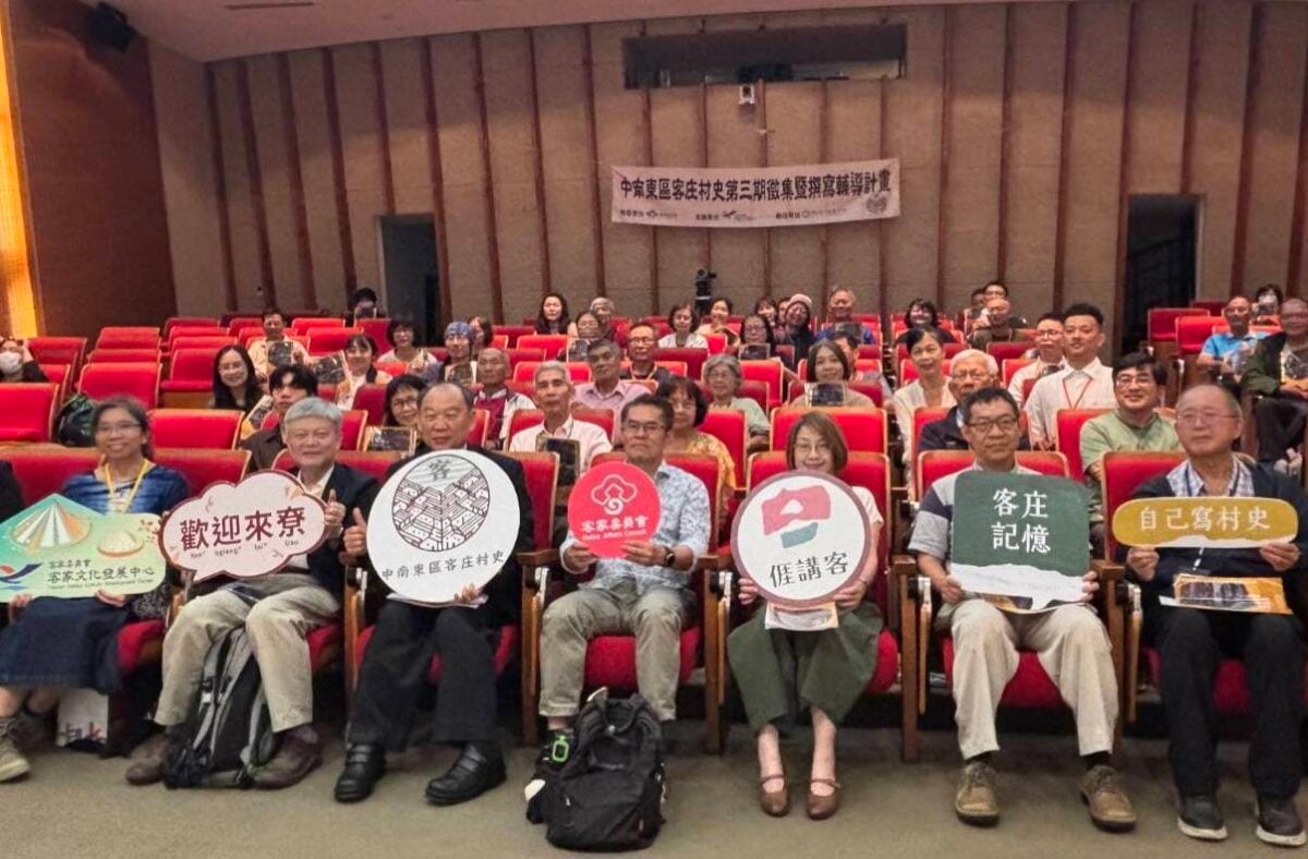 ▲ 客庄村史作者齊聚六堆,傳承中南東區客庄文化記憶,與會人員合影(左起洪馨蘭教授、張弘毅理事長、謝勝信主任、俞龍通教授、顧雅文副研究員、許世融教授、馬紀政組長)