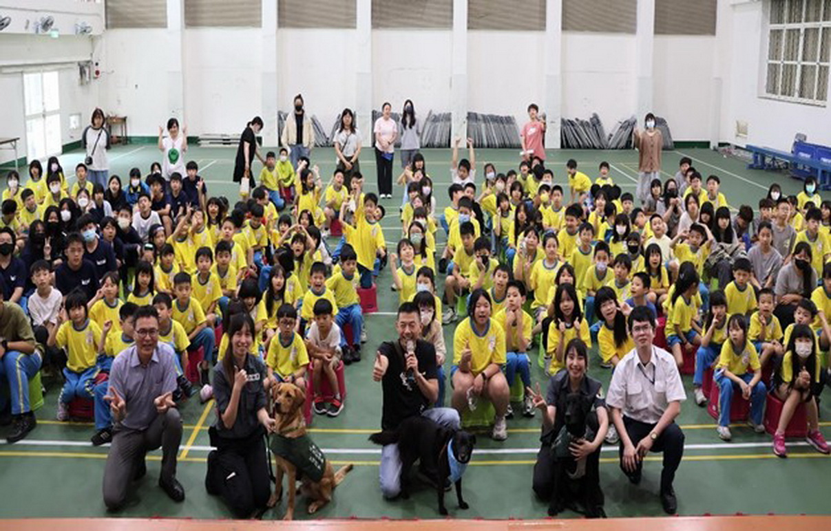 檢疫犬走進校園 龍岡國小防疫教育超有梗 - https://www.watchmedia01.com