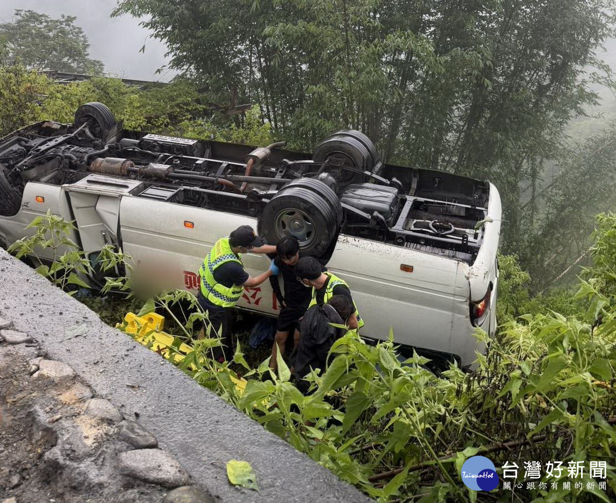 中巴衝出道路翻覆，警消處理中。（仁愛分局提供）