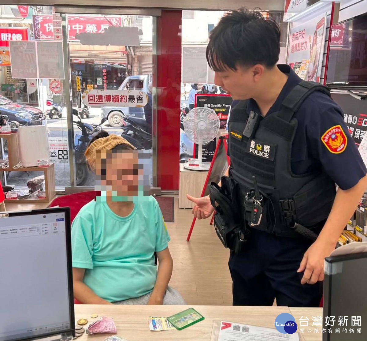 婦人疑中暑癱坐電信門市，大園暖警即時關懷助脫險。