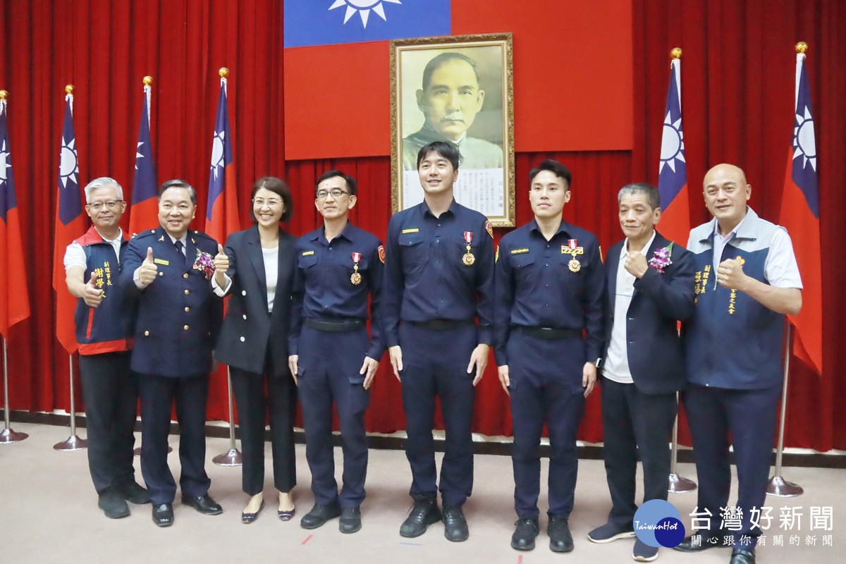 議長何勝豐授警察獎章。(記者扶小萍攝)<br /><br />