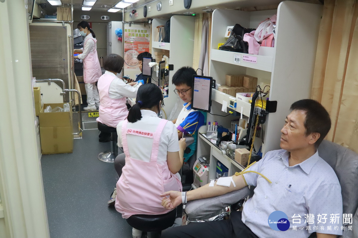 警察局同仁捐熱血助人。(記者扶小萍攝)