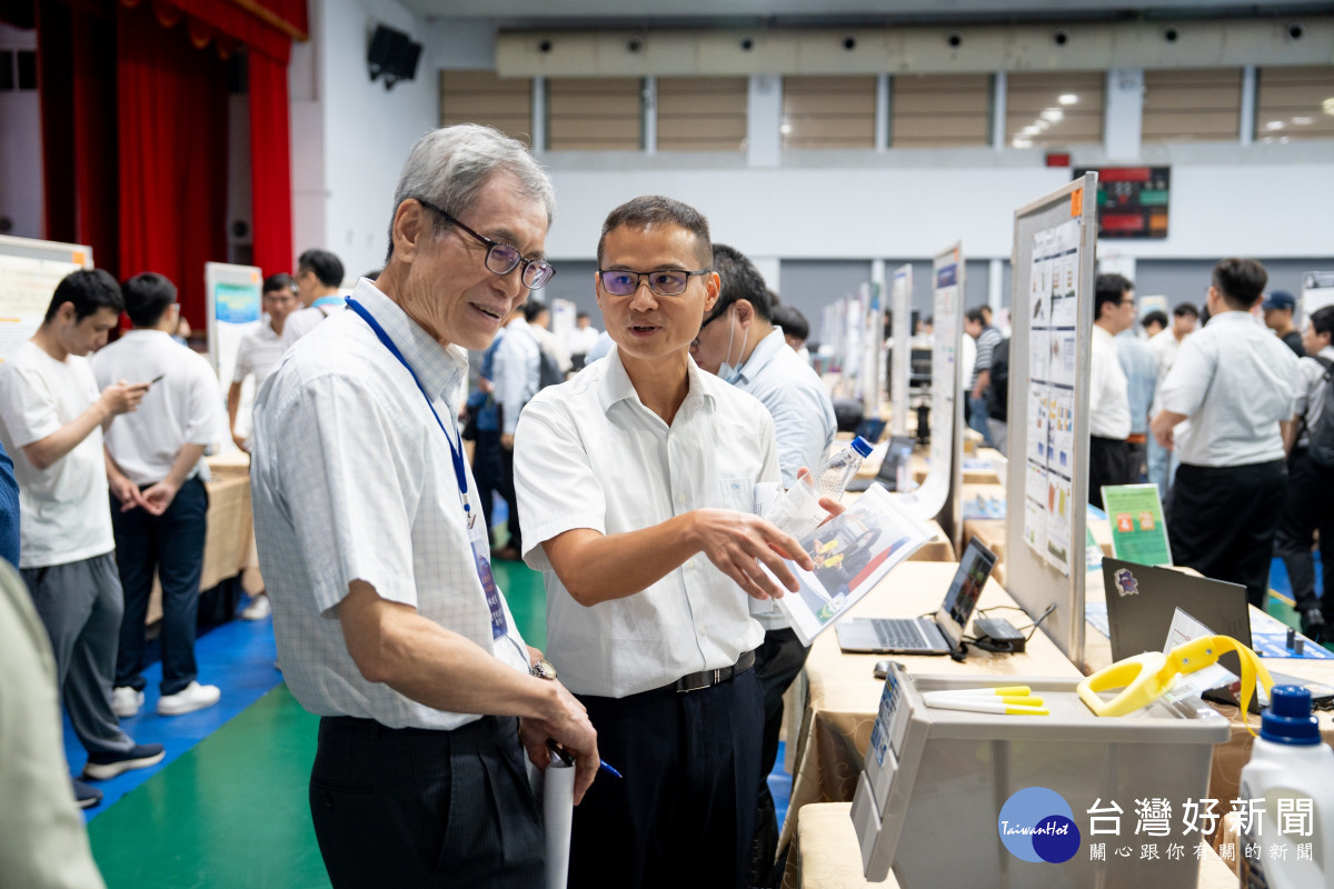台塑企業應用技術研討會的論文與實務作品涵蓋多元面向，與會人員熱烈交流