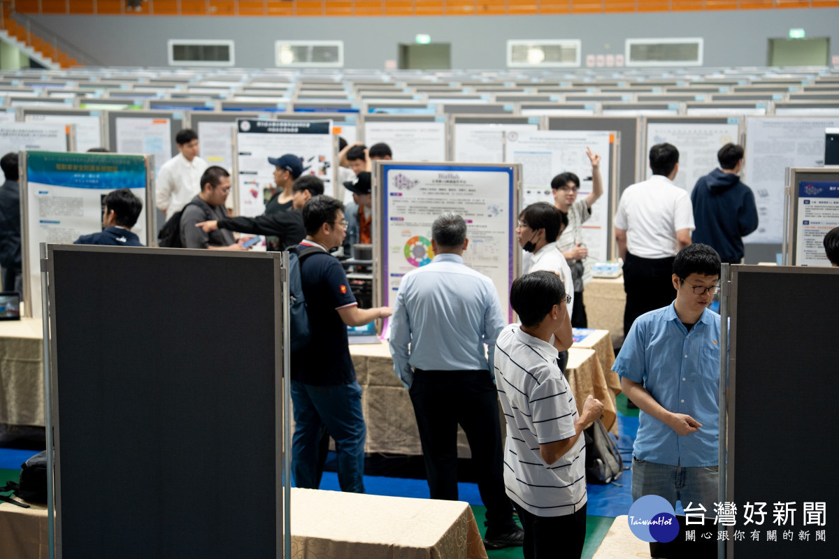 台塑企業應用技術研討會的論文與實務作品涵蓋多元面向，與會人員熱烈交流