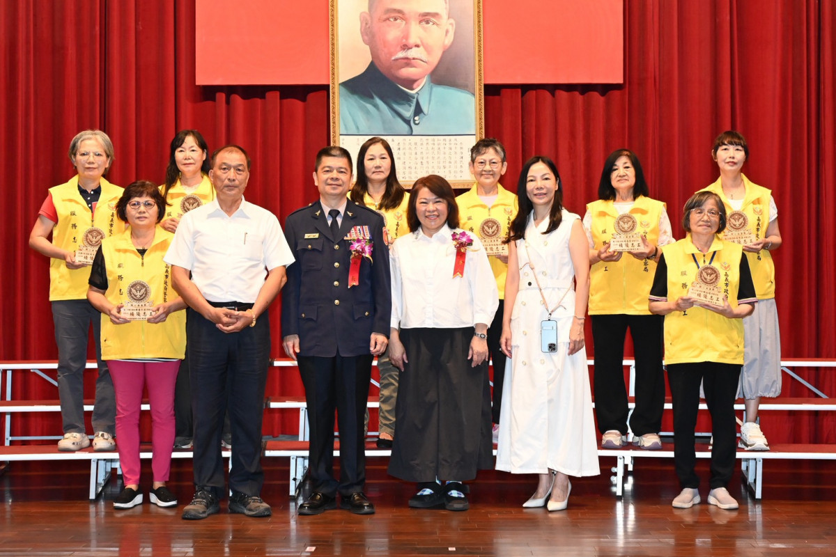 黃敏惠親自頒獎表揚模範警察、資深績優員警、績優協勤民力與志工／市府提供