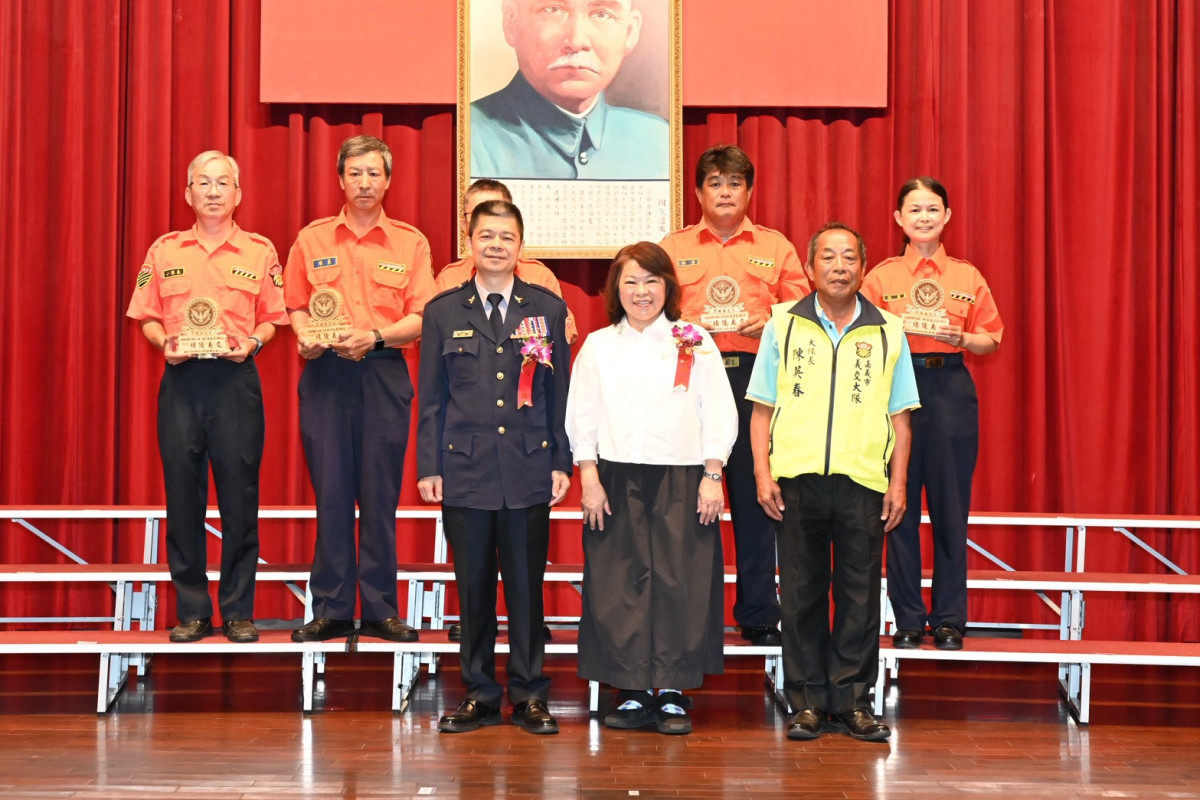 黃敏惠親自頒獎表揚模範警察、資深績優員警、績優協勤民力與志工／市府提供