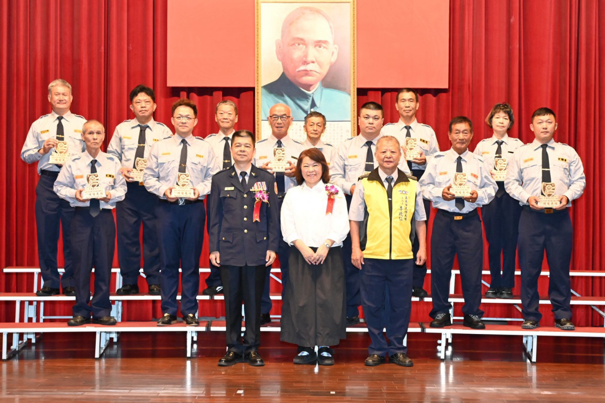 黃敏惠親自頒獎表揚模範警察、資深績優員警、績優協勤民力與志工／市府提供