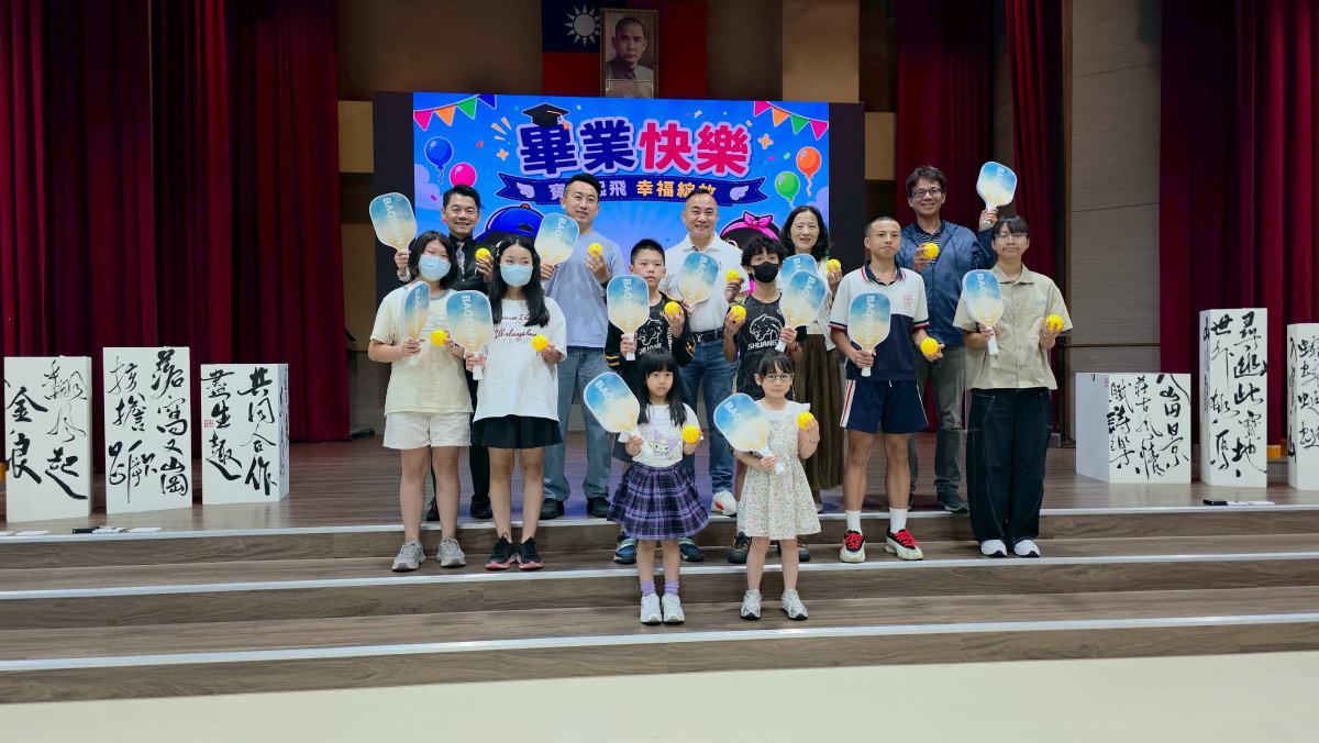 寶山鄉公所特別準備匹克球拍組作為畢業賀禮，贈送全鄉150位中小學及幼兒園畢業生。