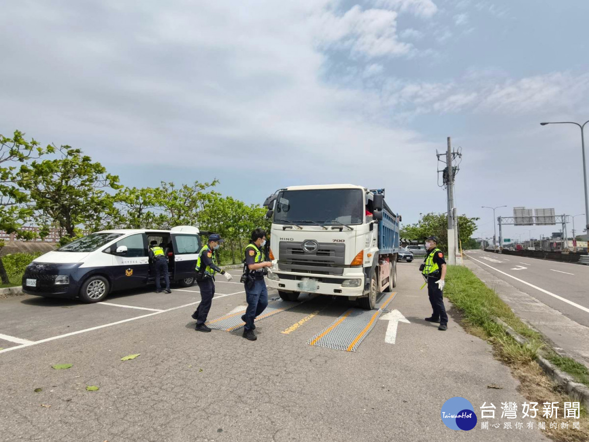 警方統計年初至今共已舉發162件各類大型車違規，其中包含超載20件、闖紅燈60件、超速61件等。