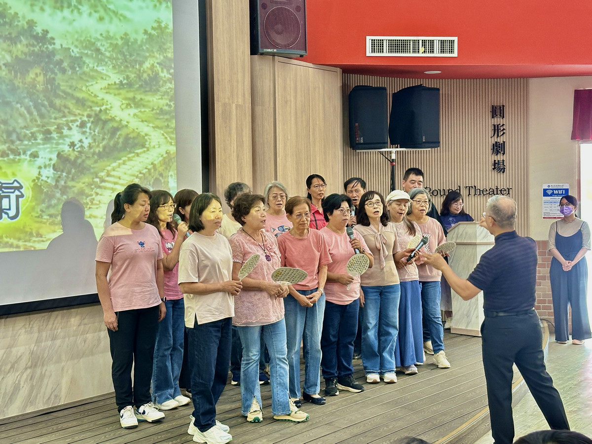 114學年度暨大第三人生大學結業式暨成果展,學員結合科技與創意的「AI歌曲創作與演唱」。(圖/暨大提供)