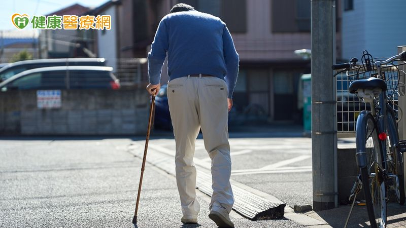 七旬翁下背痛到跛行、走路得扶牆!「微創脊椎術」重拾行動力