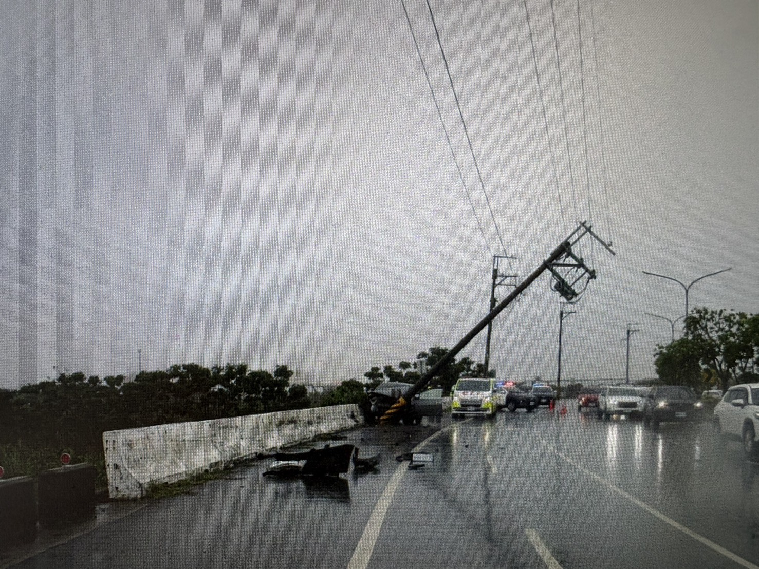 ▲恍神釀禍！台南自小客猛撞電桿 駕駛頭部受傷送醫（圖／記者王俊勝 翻攝）