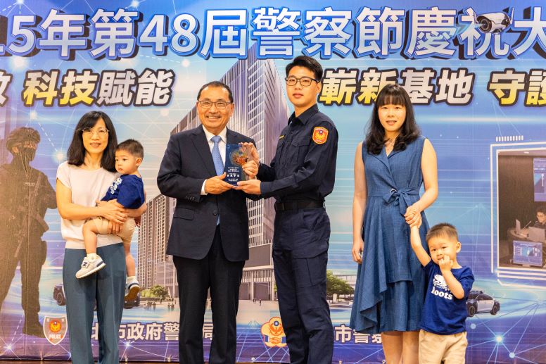 警察節表揚績優員警 侯:同仁安全是市府最核心關切 27 《圖說》市長侯友宜於警察節慶祝大會中,頒贈模範警察獎座予刑事警察大隊偵查佐蔡瑞麒,並感謝警眷支持。〈警察局提供〉
