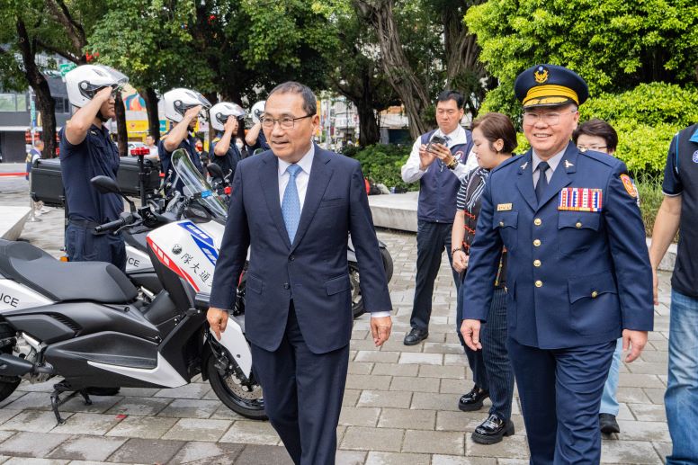 警察節表揚績優員警 侯:同仁安全是市府最核心關切 28 《圖說》市長侯友宜與警察局長方仰寧共同校閱新購置警用汽機車。〈警察局提供〉