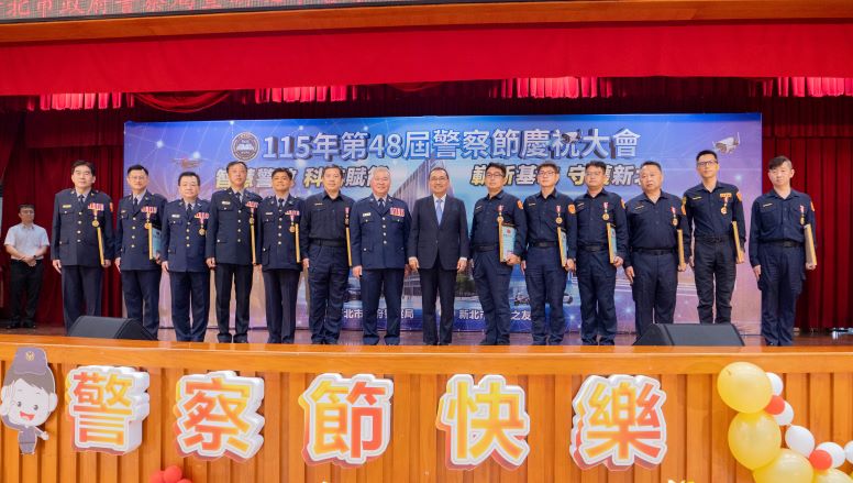 警察節表揚績優員警 侯:同仁安全是市府最核心關切 29 《圖說》市長侯友宜於警察節慶祝大會中,與授獎績優同仁合影留念。〈警察局提供〉