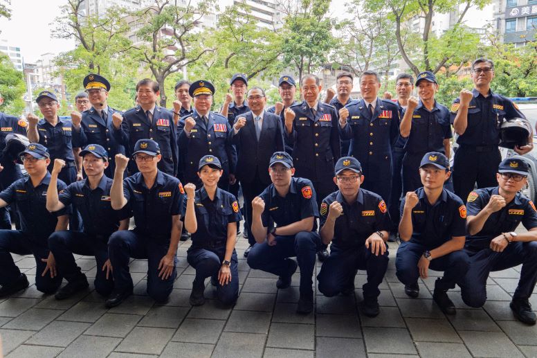 警察節表揚績優員警 侯:同仁安全是市府最核心關切 30 《圖說》市長侯友宜與警察局長方仰寧及同仁合影留念。〈警察局提供〉