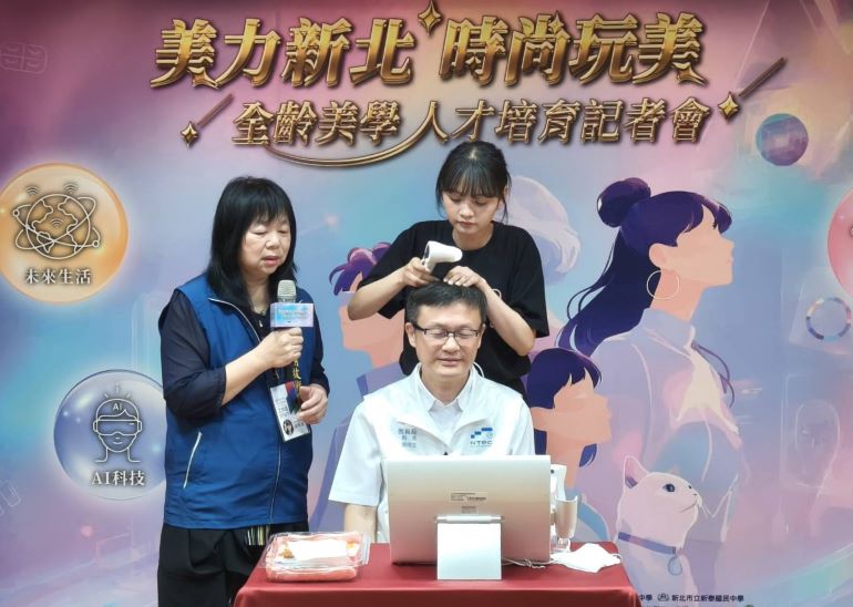 串聯五學制接軌千億產業 新北首創全齡美學人才鏈 32 《圖說》教育局長張明文體驗美容科技頭皮檢測---黎明技術學院 化妝品應用系。〈記者葉柏成攝〉