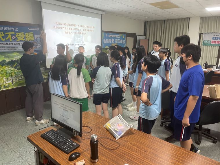滑世代不受騙 清水國中生拍短片提升媒體識讀力 28 《圖說》講師與學員熱情互動並傳授拍攝技巧。〈主辦單位提供〉