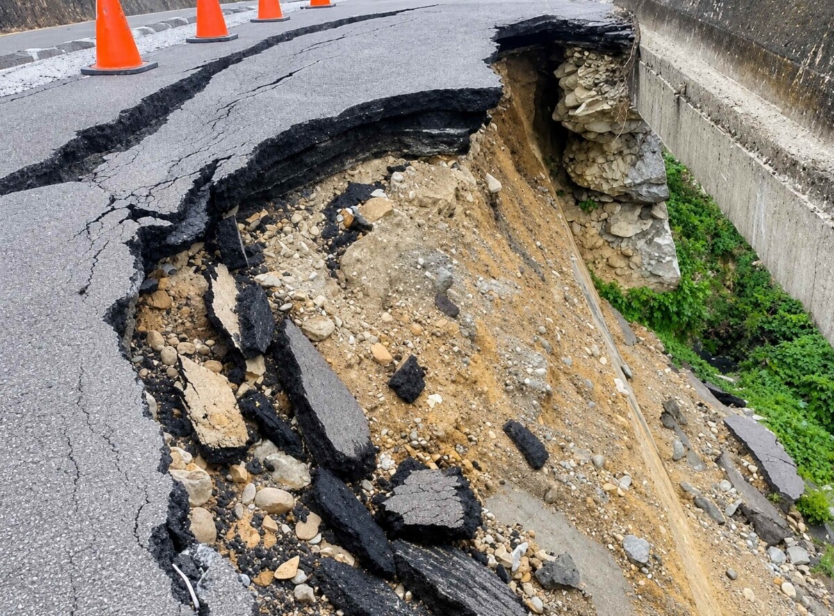 ▲石岡區石岡街頭坪巷道路下邊坡崩塌,造成路基掏空及擋土設施損壞,將啟動復建工程。(圖/中市府提供)