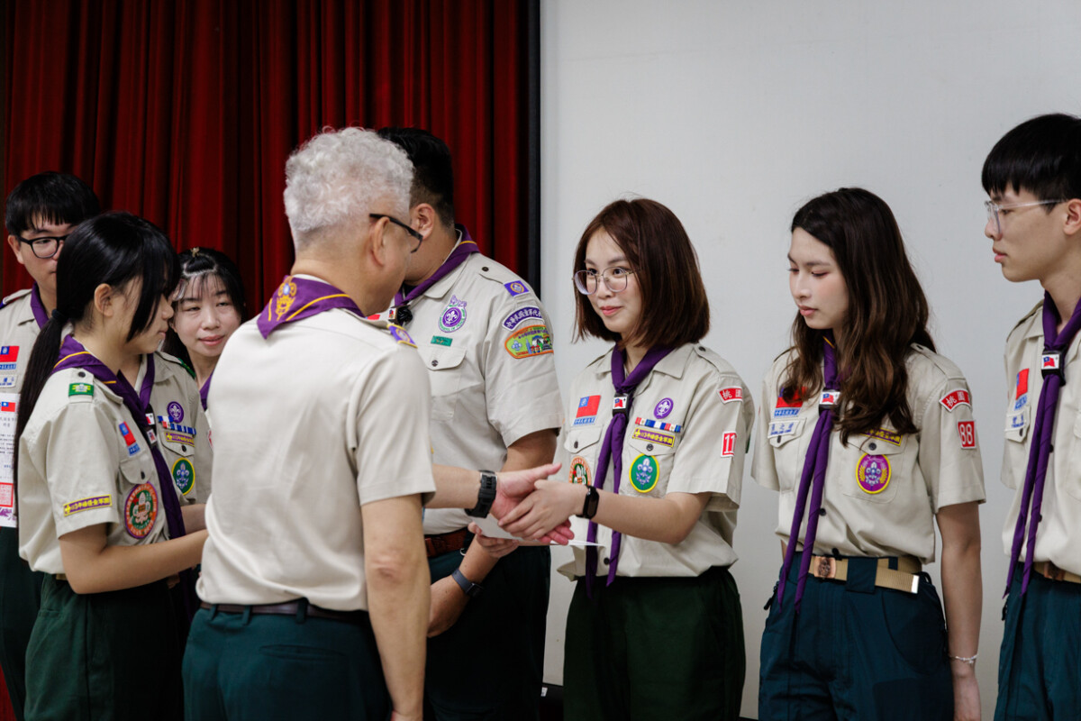 ▲頒發聘書。（圖/中華民國童軍總會提供）