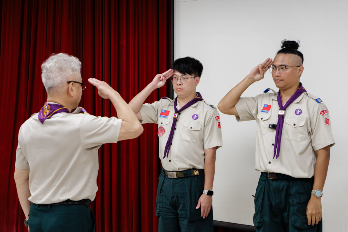 ▲高國倫理事長授旗。（圖/中華民國童軍總會提供）