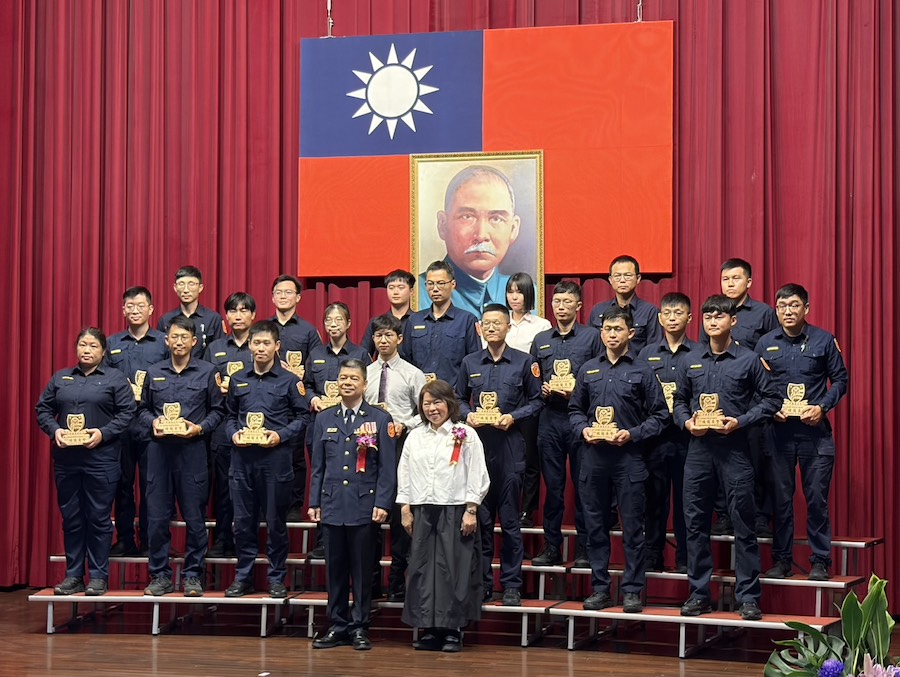 嘉義市長黃敏惠出席主持,並一一表揚模範警察、資深績優員警、績優協勤民力與志工們,肯定員警們的辛勤付出,感謝守護城市安全。(圖/記者黃采琳攝)