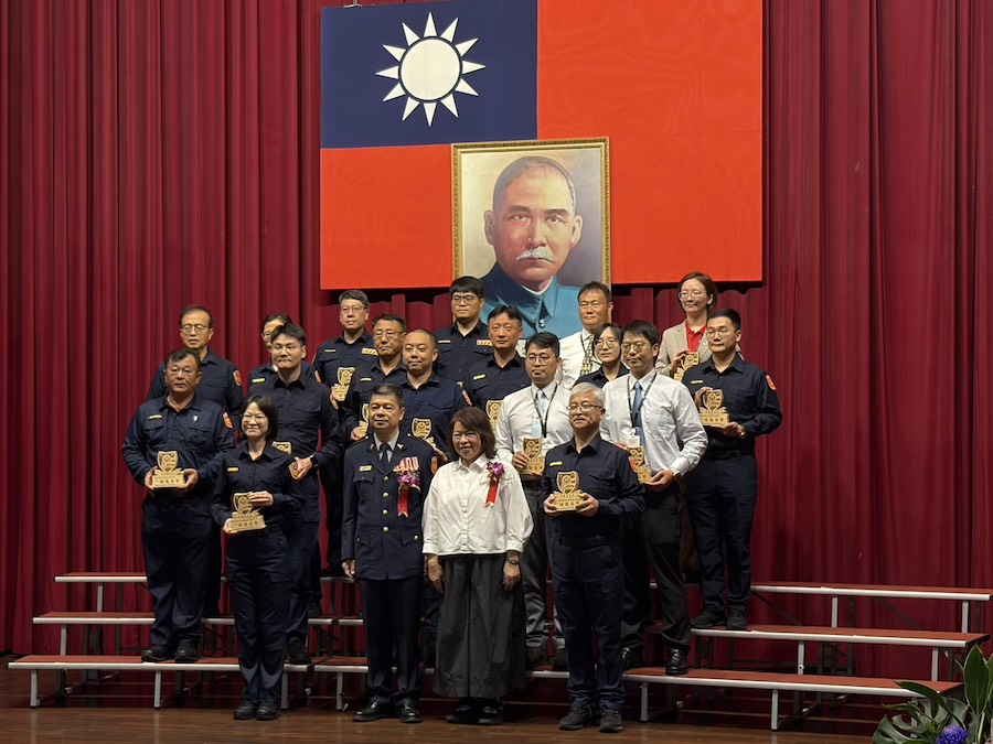 嘉義市長黃敏惠出席主持，並一一表揚模範警察、資深績優員警、績優協勤民力與志工們，肯定員警們的辛勤付出，感謝守護城市安全。（圖/記者黃采琳攝）