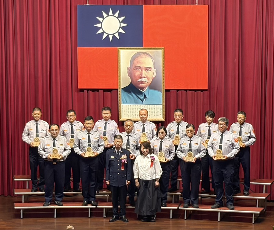 嘉義市長黃敏惠出席主持，並一一表揚模範警察、資深績優員警、績優協勤民力與志工們，肯定員警們的辛勤付出，感謝守護城市安全。（圖/記者黃采琳攝）