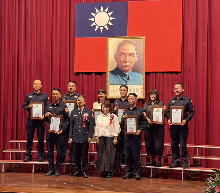 嘉義市長黃敏惠出席主持，並一一表揚模範警察、資深績優員警、績優協勤民力與志工們，肯定員警們的辛勤付出，感謝守護城市安全。（圖/記者黃采琳攝）