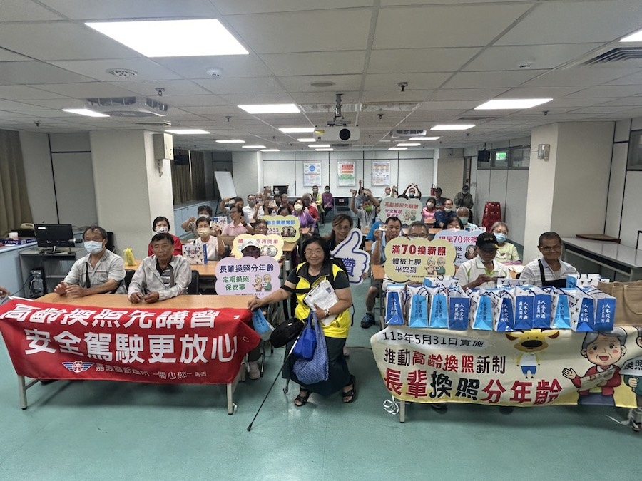 嘉義市監理站因應年滿70歲也要辦理換照的新制,每月定期與各鄉鎮區公所或各地社區服務據點合作,提供安全教育課程及危險感知體驗服務。(圖/嘉義市監理站提供)