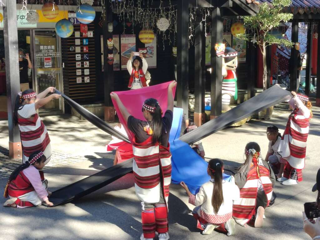 ▲參山處主辦「梨山地區原住民部落DIY體驗及歌舞展演」系列活動,自6月至12月於梨山遊客中心接力登場,透過樂舞演出與特色手作體驗,帶領旅客走進部落生活,感受高山原鄉最真摯的人文魅力。