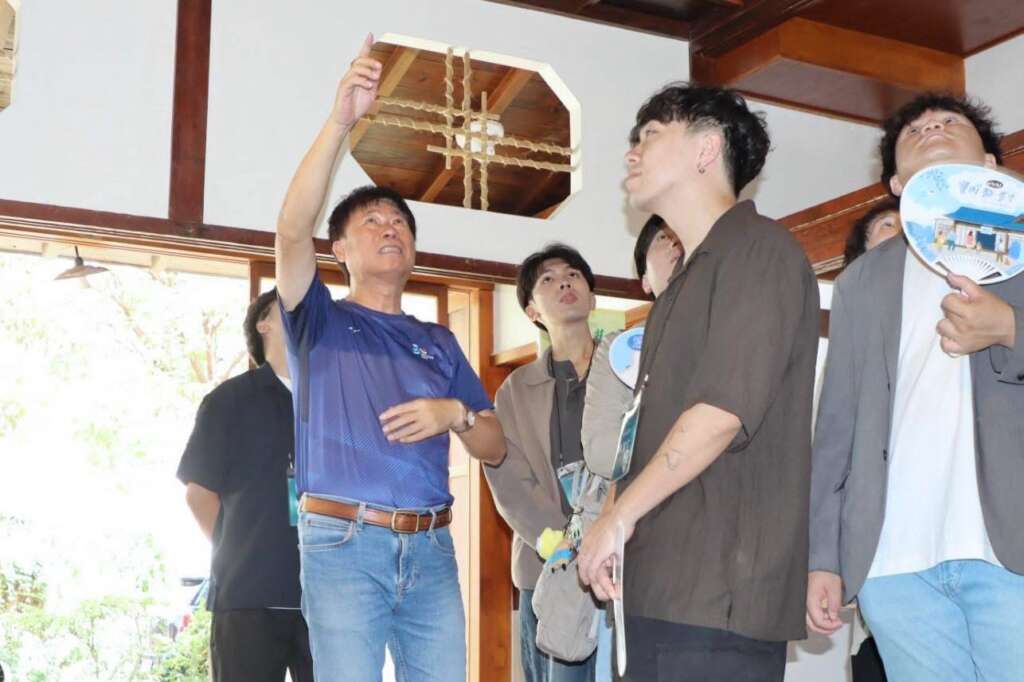 ∆臺東市長陳銘風親自帶領走讀,青年們在寶町藝文中心在輕鬆的氛圍中展開屬於臺東市的探索旅程。(圖/臺東市公所提供)
