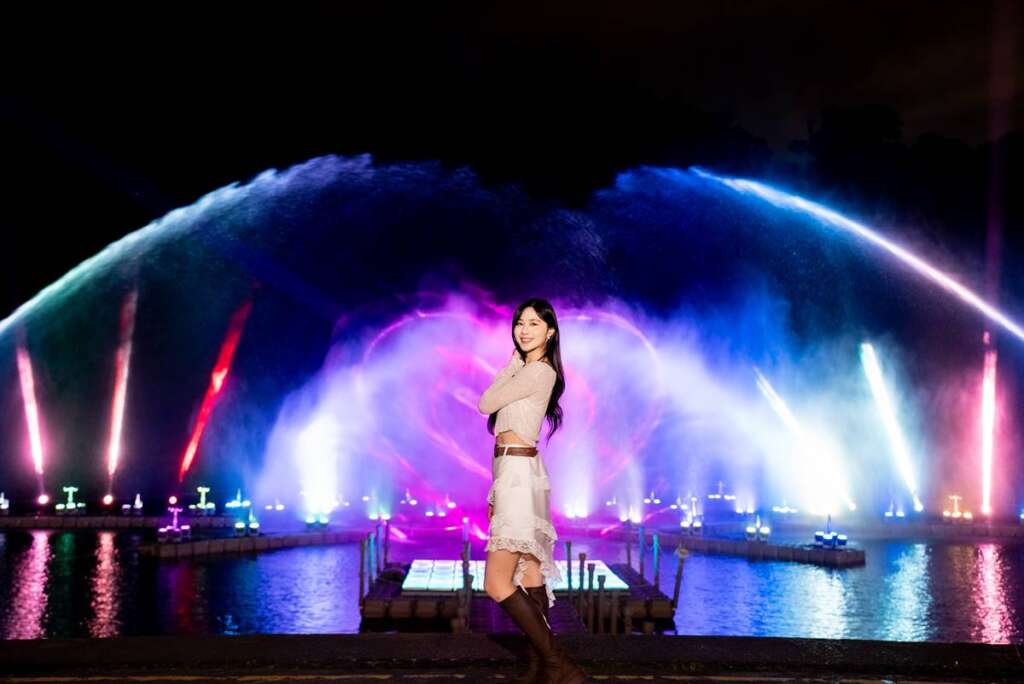 ▲今年首度推出的「水上LED發光地磚拍照體驗」,民眾可登上限定開放的水上舞台,以絢麗水舞及碧潭吊橋為背景留下專屬夏日回憶。