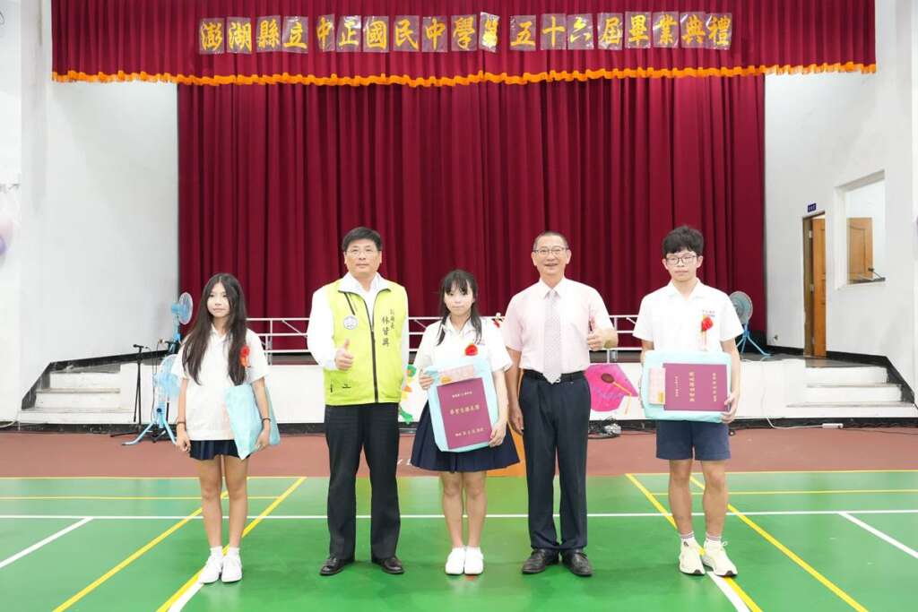 ▲副縣長林皆興代表縣府頒發縣長獎。