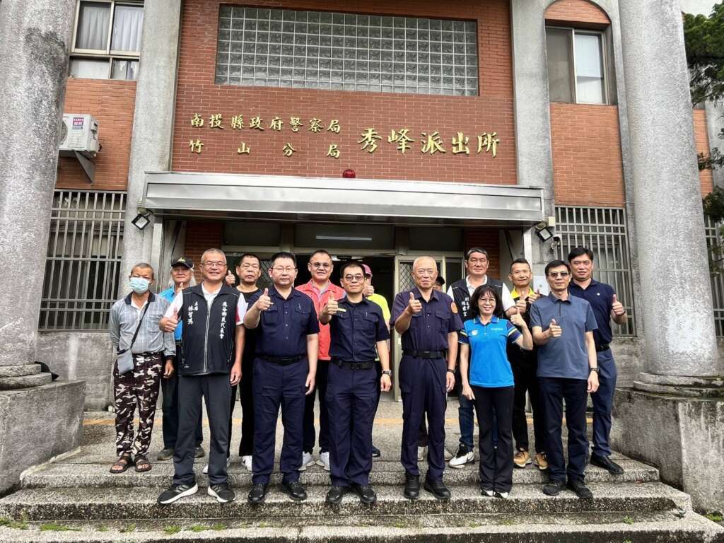 ▲竹山分局秀峰、鳳凰派出所新任所長布達交接 許軒鳴期勉發揮專業守護地方治安。