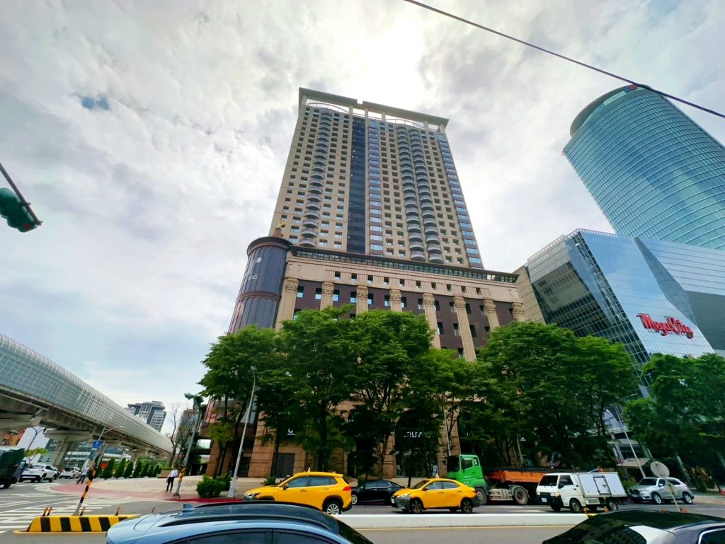 永慶統計近一年永慶房仲網上新北市熱門高價住宅社區，位於板橋區的「東方富域」點閱率位居第一。
