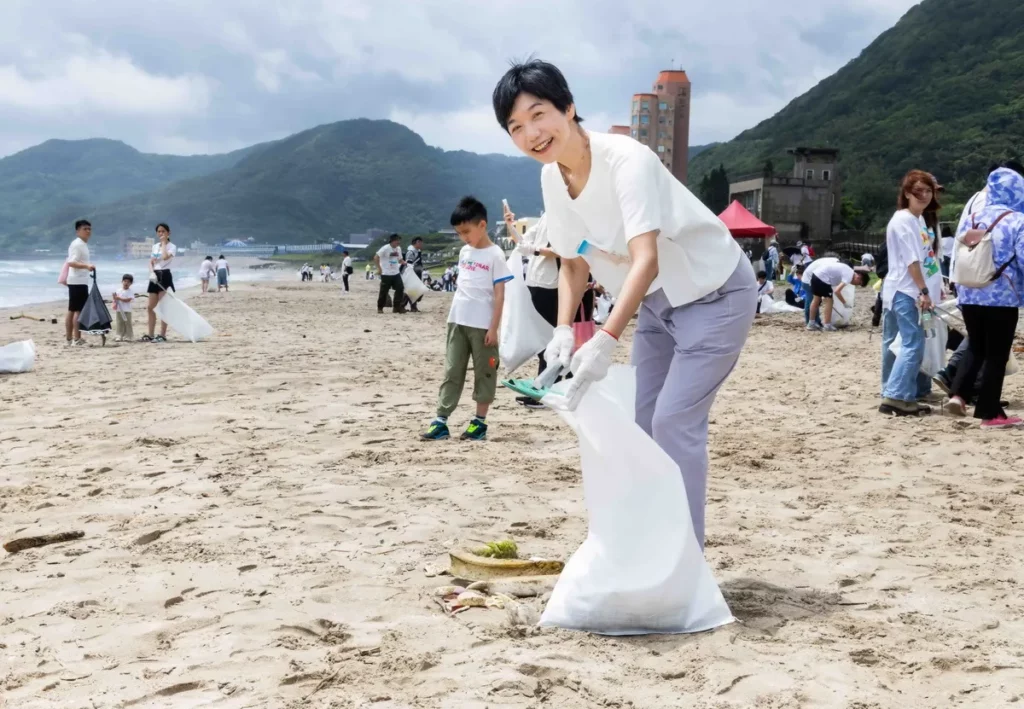 台灣屈臣氏董事總經理黃艾知Alice連年親自參與淨灘，與志工夥伴一同守護海岸環境。