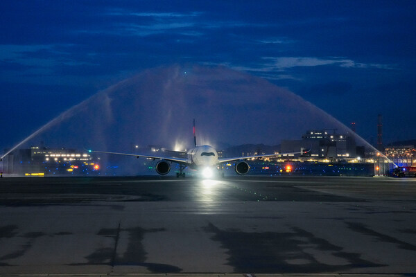 達美DL89航班抵達香港國際機場,獲以航空界最高禮儀「水門禮」迎接。 達美DL89航班抵達香港國際機場,獲以航空界最高禮儀「水門禮」迎接。