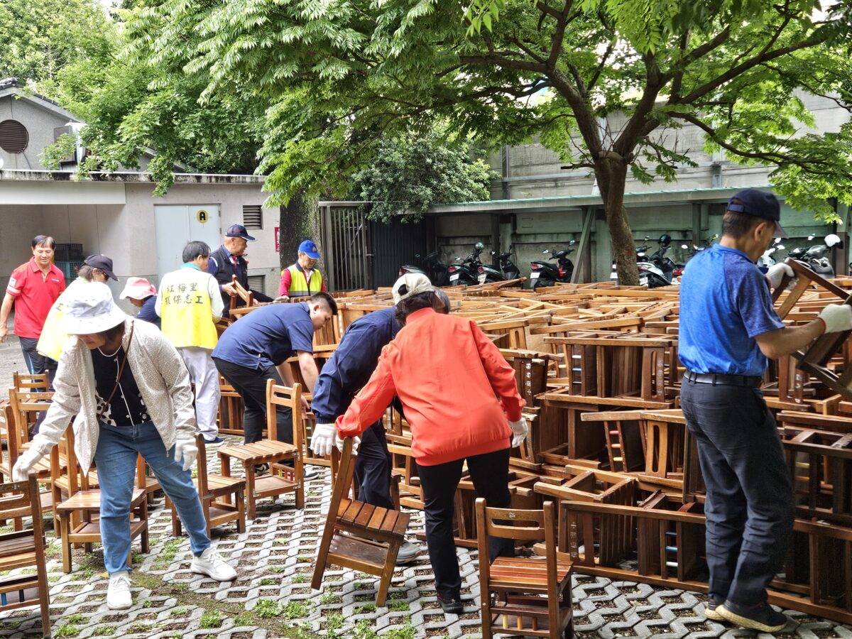 楊梅國小親職日道別千套舊桌椅 家長、畢業生攜手搬運學感恩 56321 4