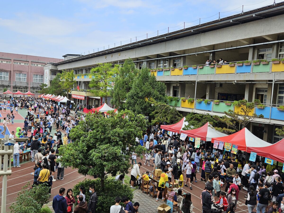 楊梅國小親職日道別千套舊桌椅 家長、畢業生攜手搬運學感恩 56321 6