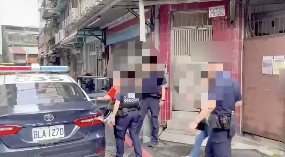 龍山派出所員警帶現場人員上車。(圖/記者 趙靜姸翻攝)