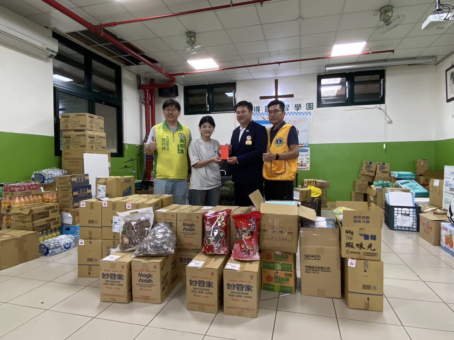 黃崇真議員服務團隊大內壢副主任馮月林(左1)偕同桃園廣德獅子會26-27屆會長游宸嘉(右2)及皇順開發股份有限公司副總經理廖家裕代表致贈加菜金給路得啟智學園，前排為捐贈物資。(記者 包克明攝)