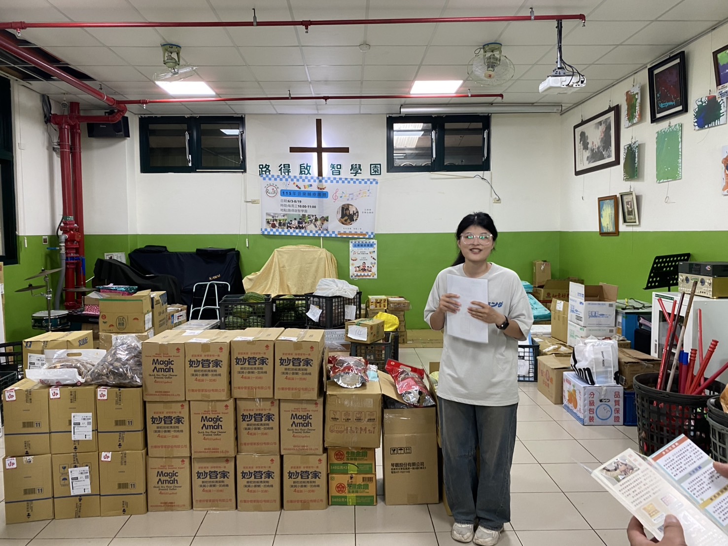 路得啟智學園林老師說明，目前該園照護71位院生，其中約三分之一園生沒有家屬照顧，甚至遭家人遺棄，生活所需高度依賴社會資源與各界支持。(記者 包克明攝)