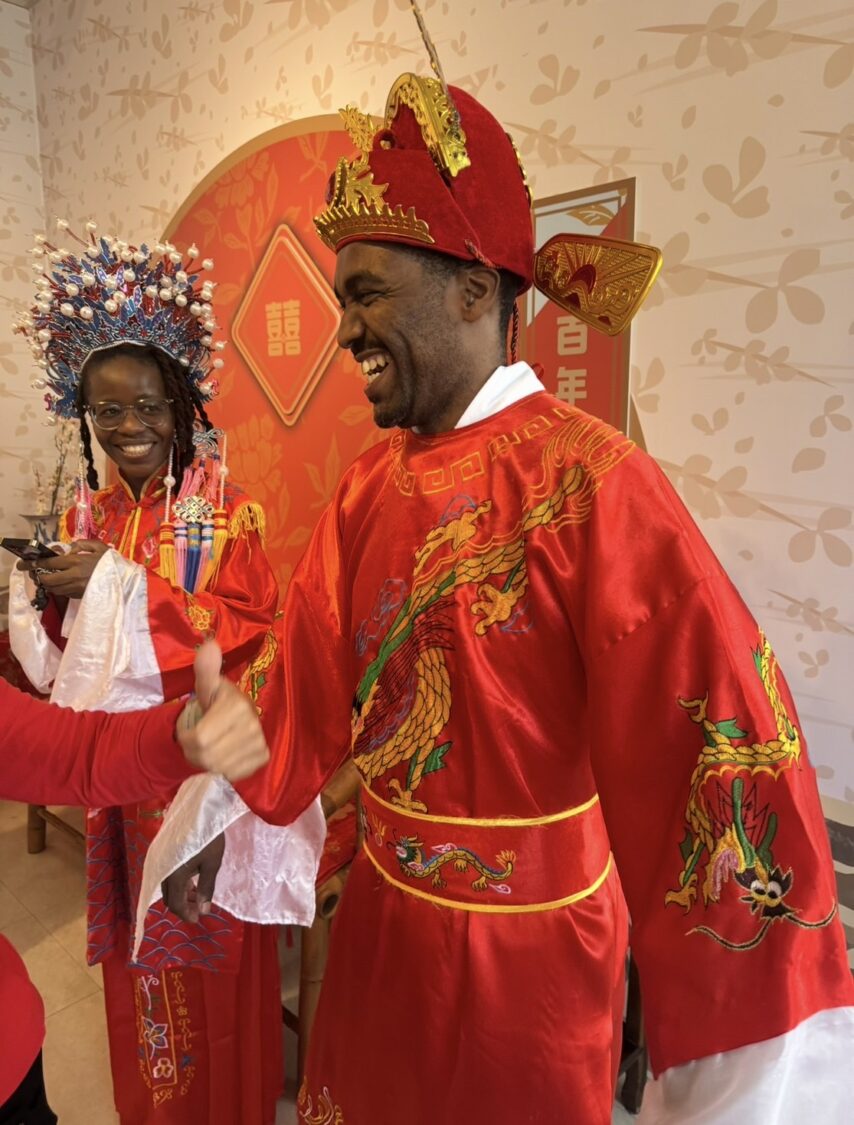 非洲國際友人走訪湖口好客文創園區,穿上鳳冠霞帔體驗中華傳統婚俗文化,感受客家文化魅力。(圖/記者林照東翻攝)
