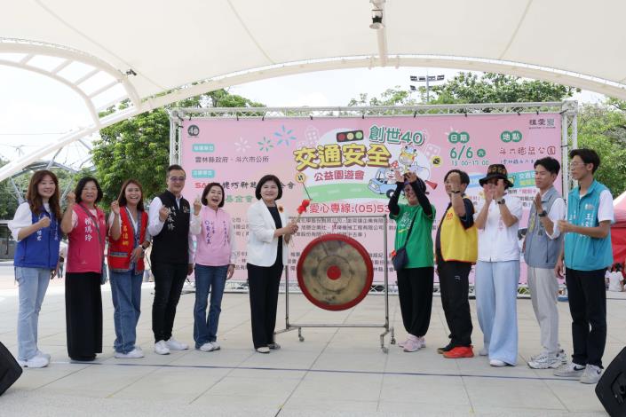 ▲張麗善縣長響應創世40週年公益園遊會,期盼大家共同支持創世基金會穩定運作,讓植物人家庭持續獲得照顧與協助。(記者劉峻文攝)