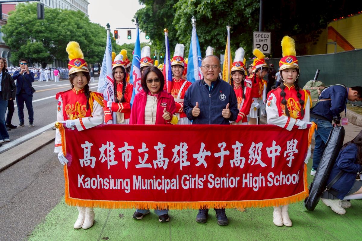▲高雄市議會議長康裕成率議員團於美國波特蘭玫瑰花節活動現場,與高雄女中樂儀隊合影留念,為學生們首次代表高雄登上國際舞台加油打氣,展現高雄青春力量與城市外交成果。