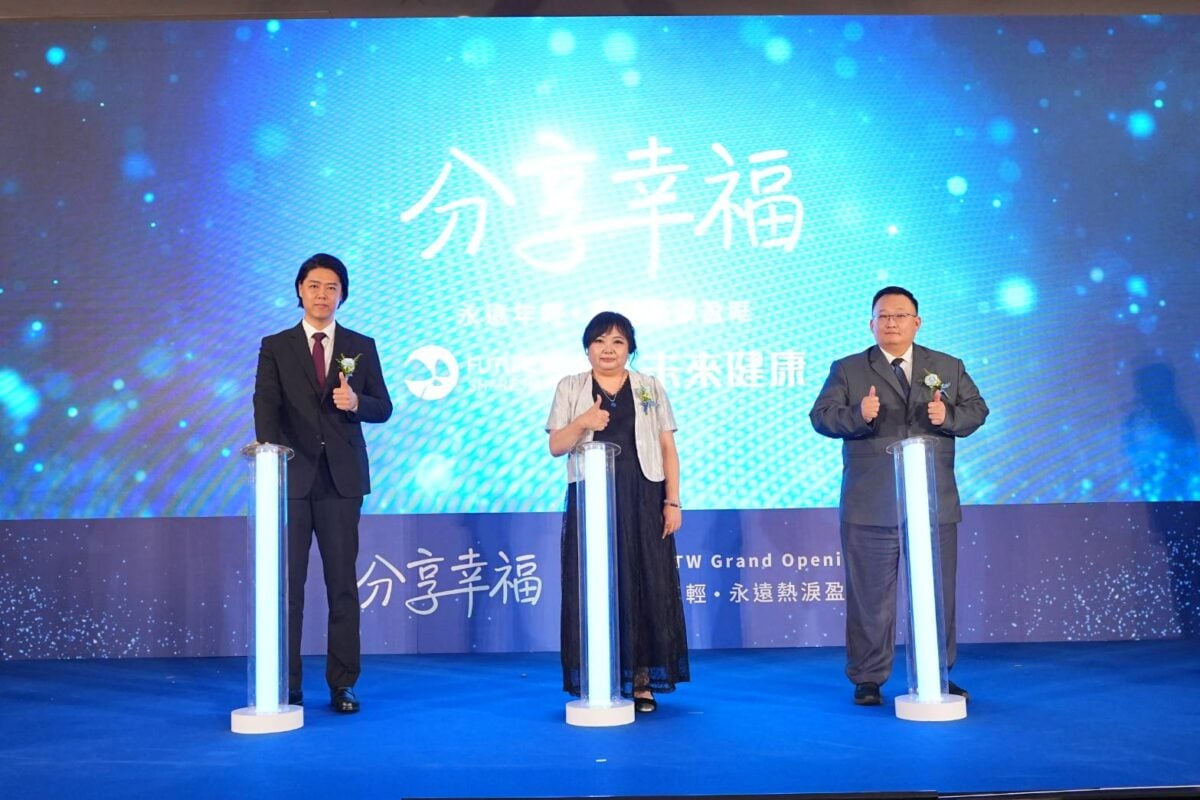 ▲韓國總經理(左起),未來健康總經理劉喜雅,馬來西亞總經理,共同揭開序幕。